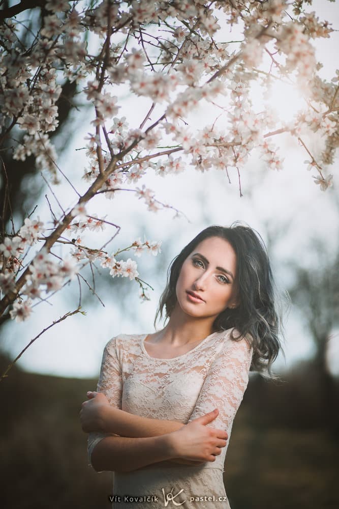 How to Photorgaph with the Sun in the Frame: a portrait taken against the sun.